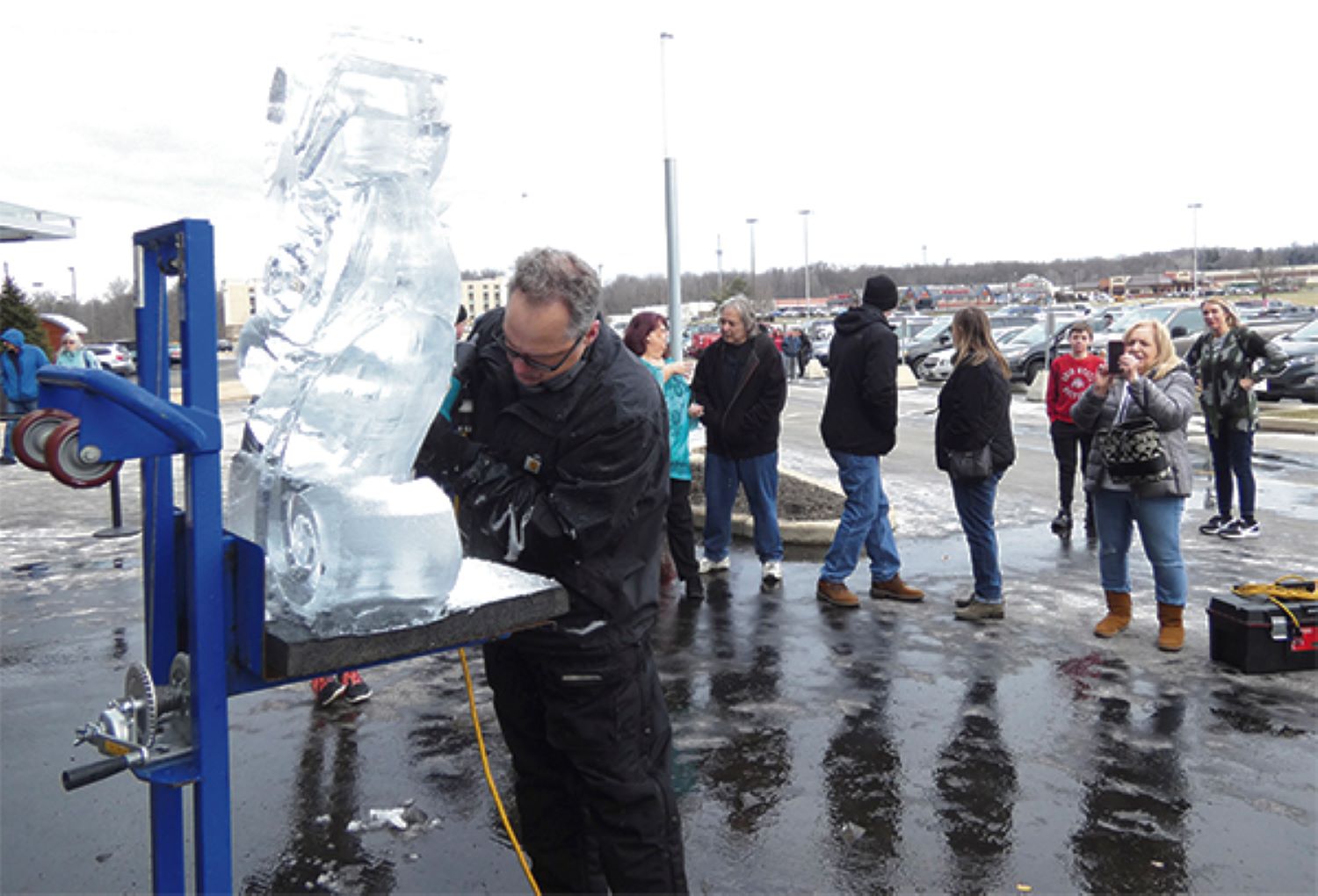 An ice sculpting event in Niles, Ohio, was part of a class for two СƬƵ Hospitality Management courses.