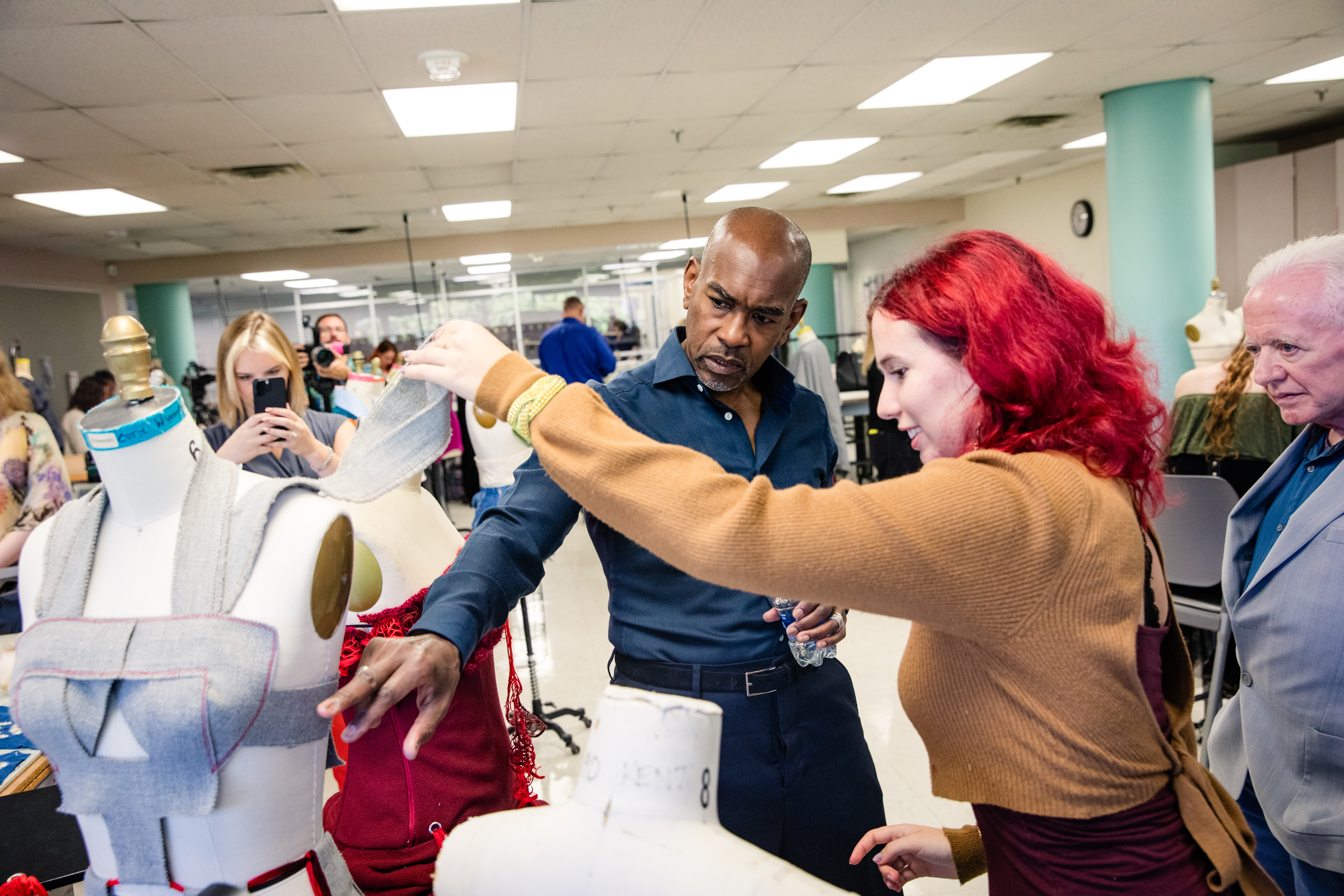 Paul Tazewell helping student