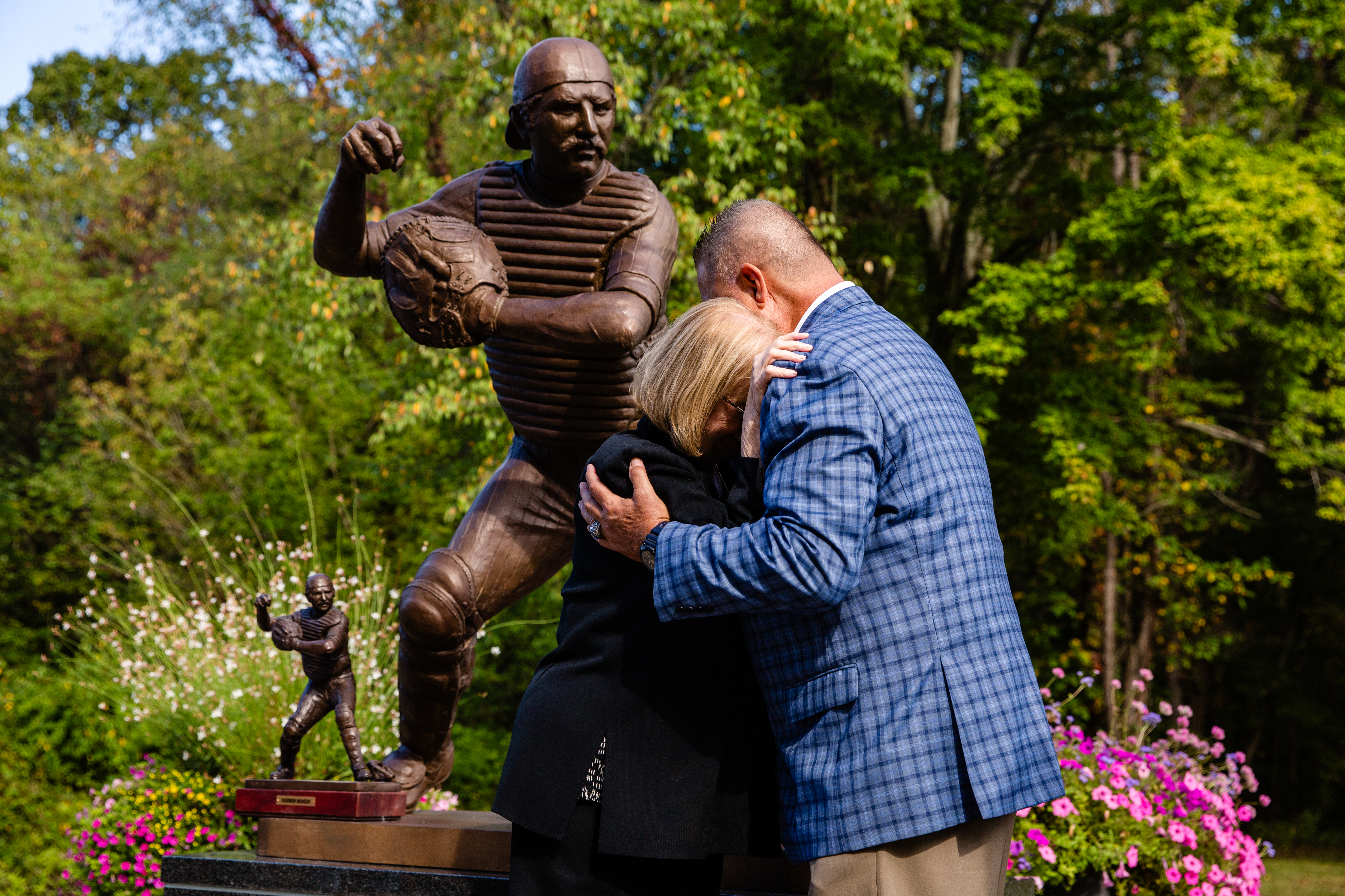 Thurman Munson's family with sculpture