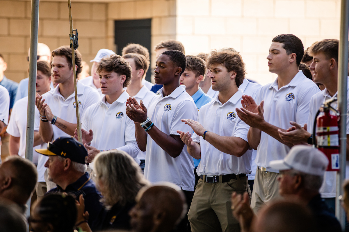 Baseball players clapping for Thurman Munson