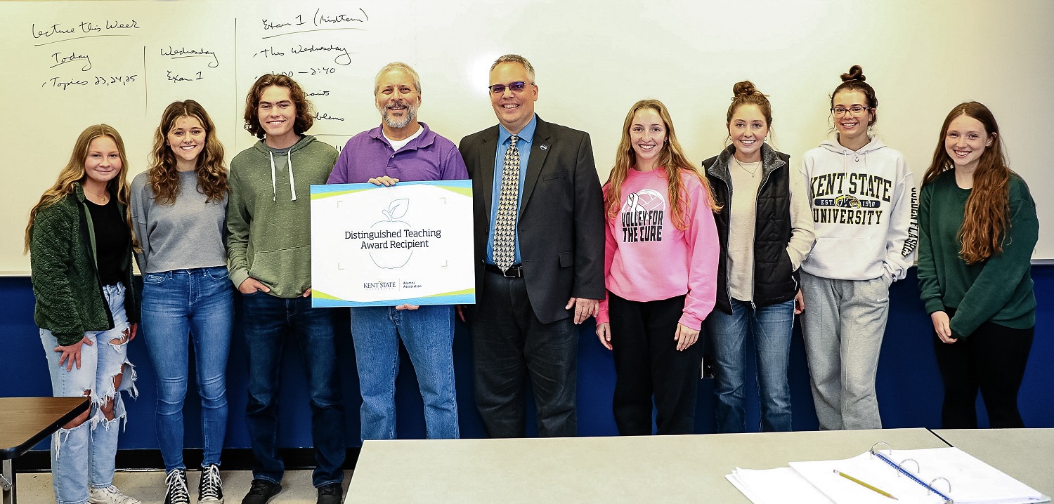 Distinguished Teaching Award winner Jeff Oskiewicz and students