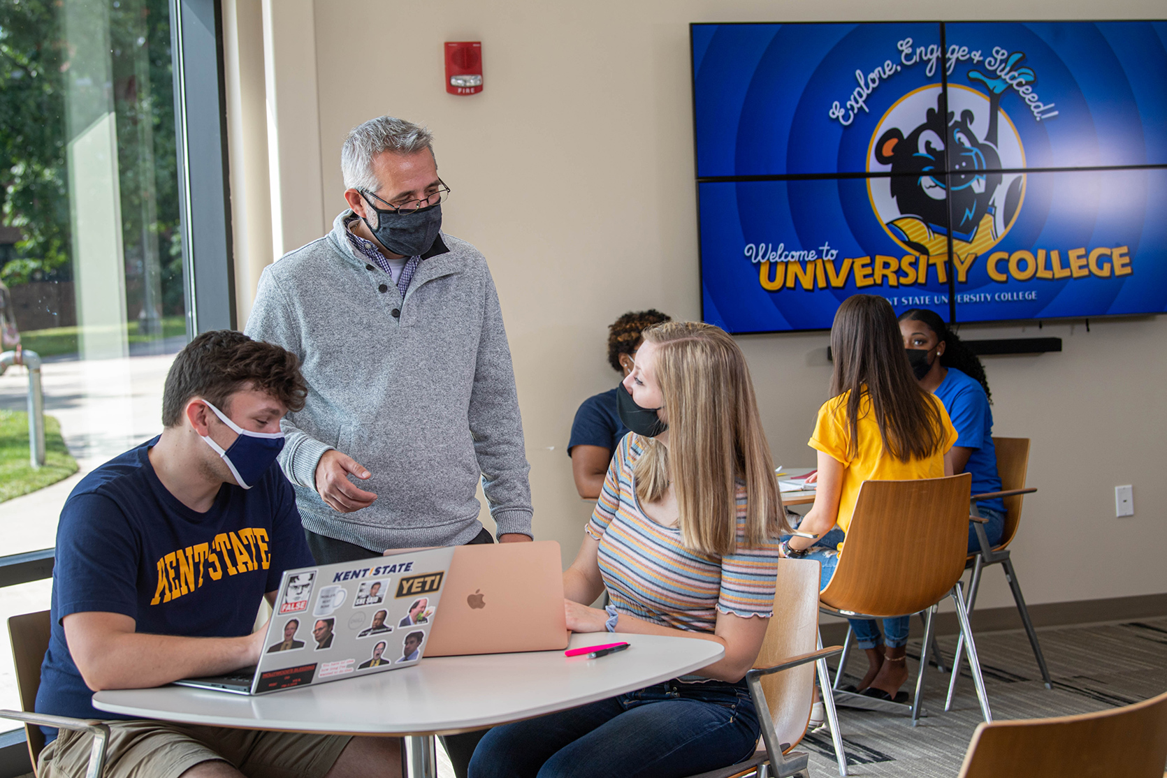 Students meet with an exploratory advisor