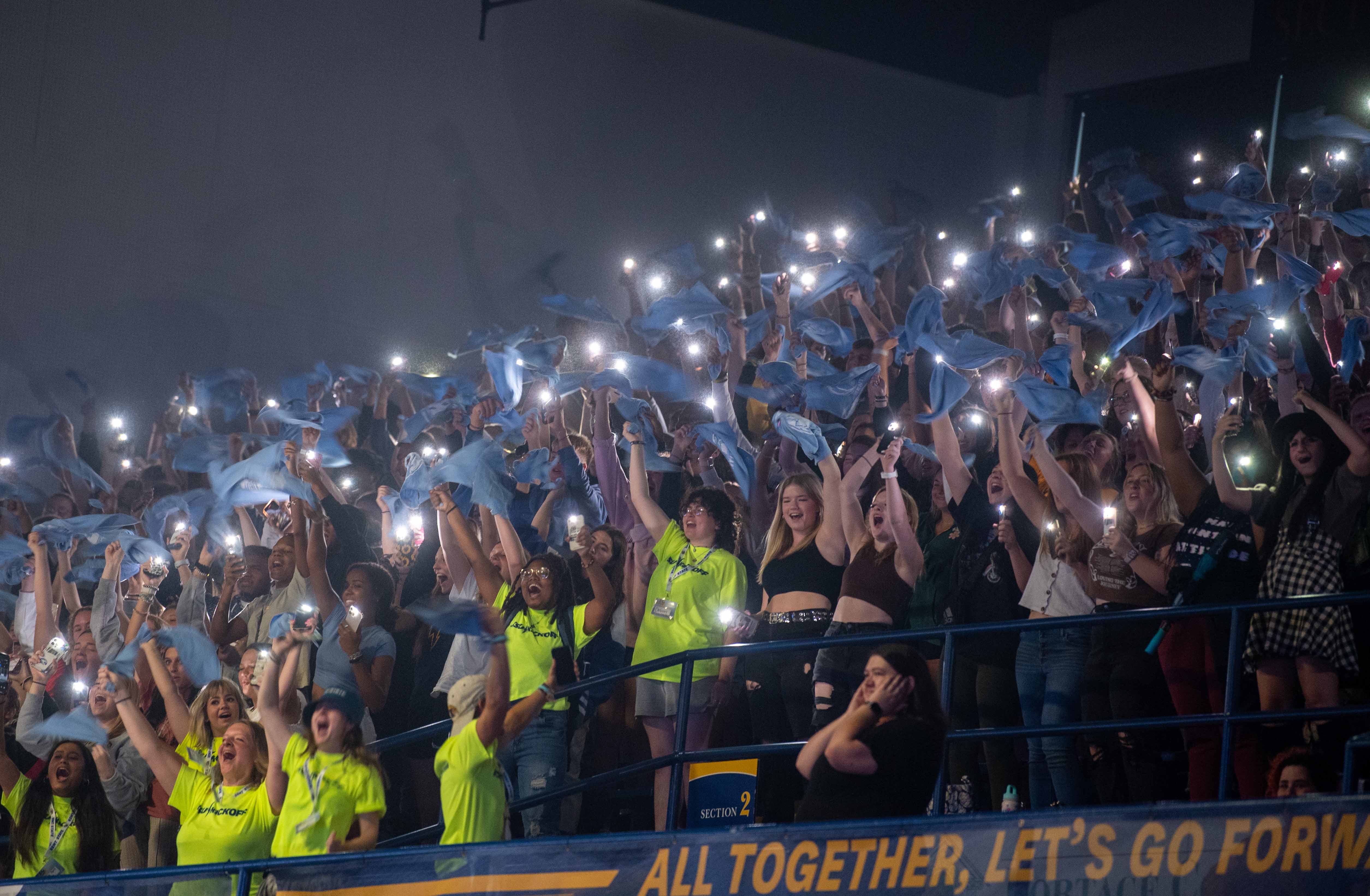 Thousands of Incoming Students Cheer at Convocation