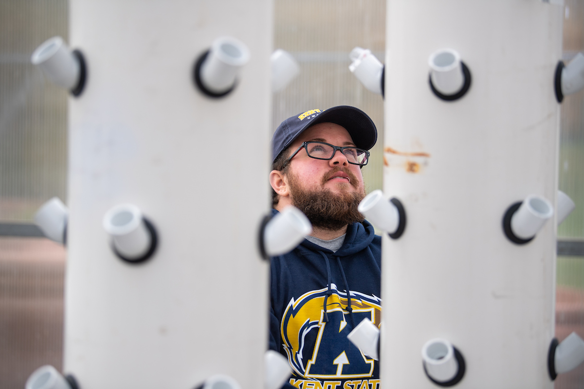 A student prepares hydroponic tubes for planting at ϲ's Salem Campus.