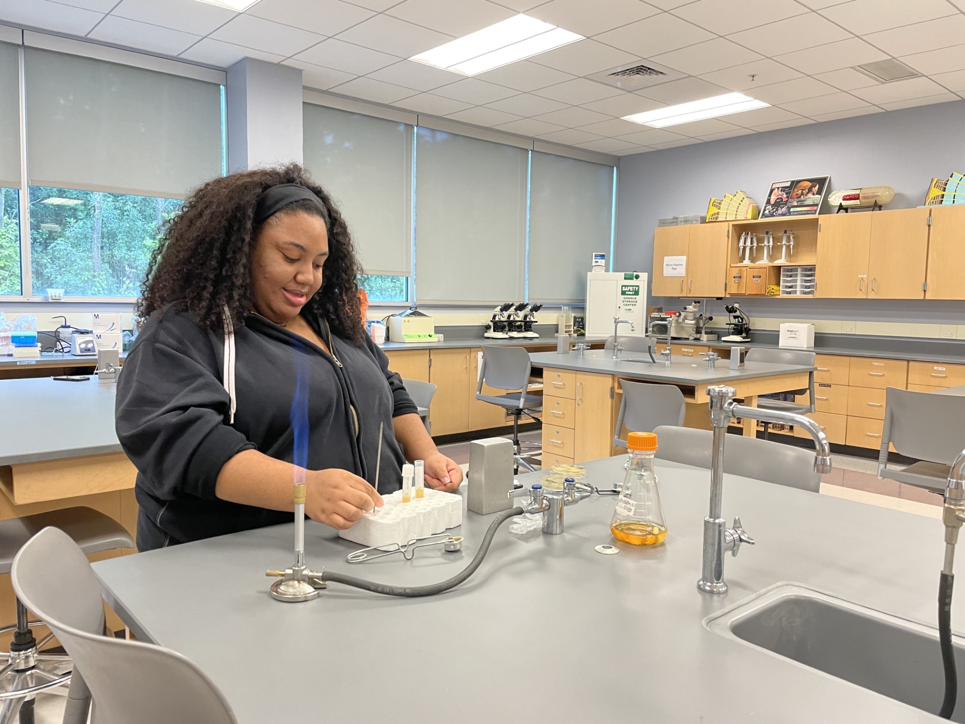 Kent State Twinsburg Student Works in Lab