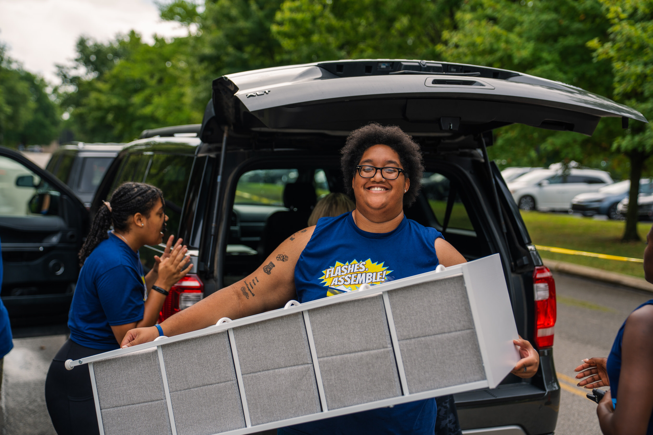 Student volunteers help new students move into their residence halls.