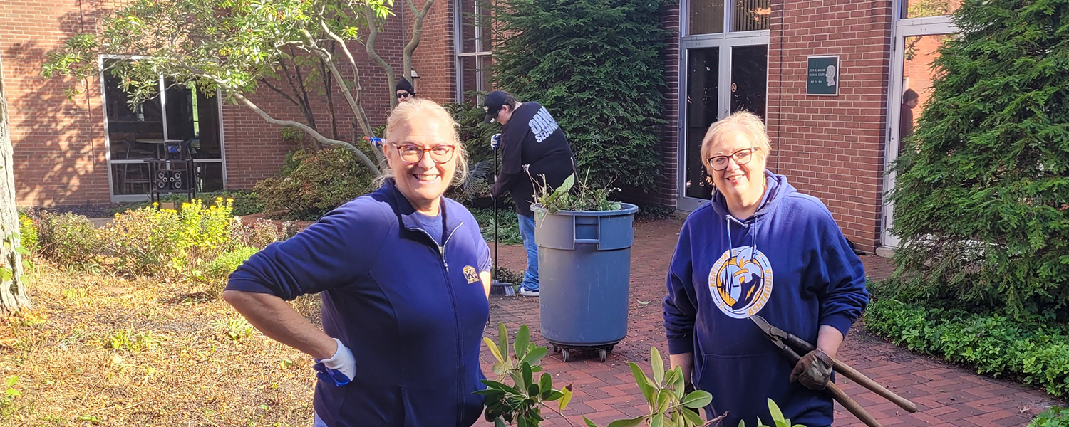 Irene Skleres and Lori Lee at Ashtabula Campus Kleanup