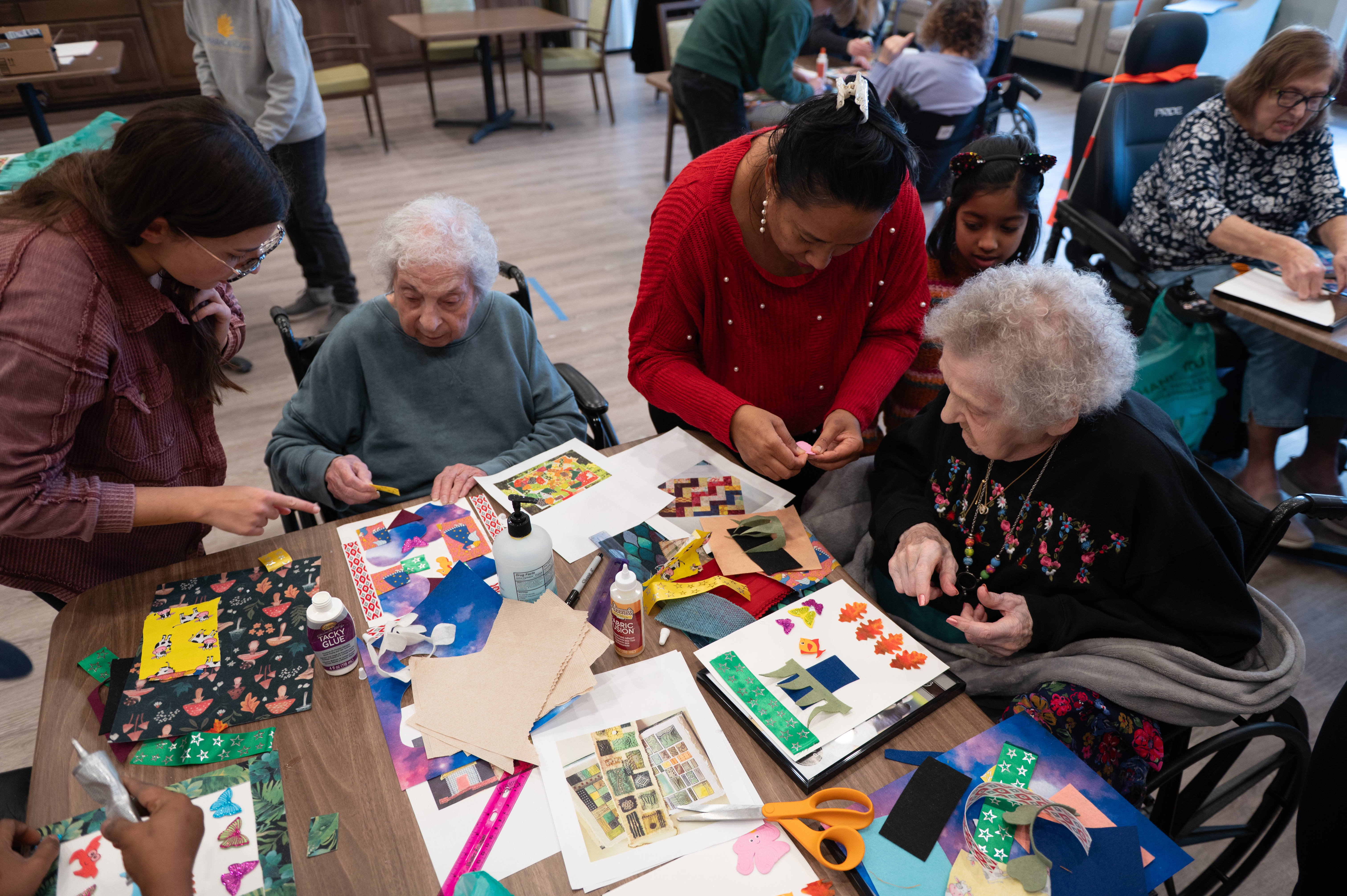 ����ֱ�� State students volunteer to assist residents with a craft project at Tamarack Ridge