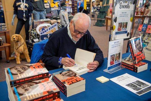 Former Ohio Gov. Richard F. Celeste visited MŮ for a book signing.