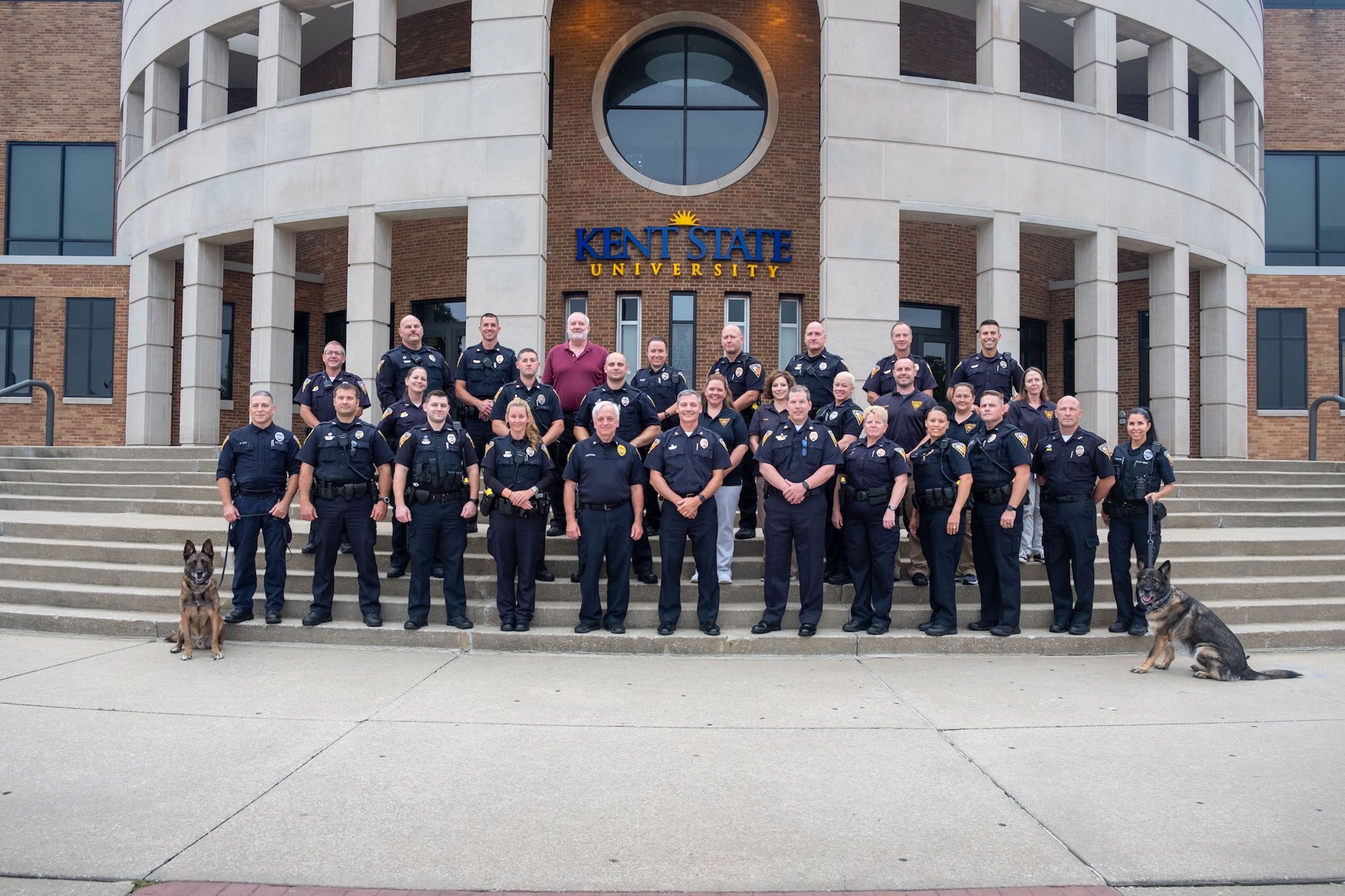 九游娱乐官网 Police Department group photo