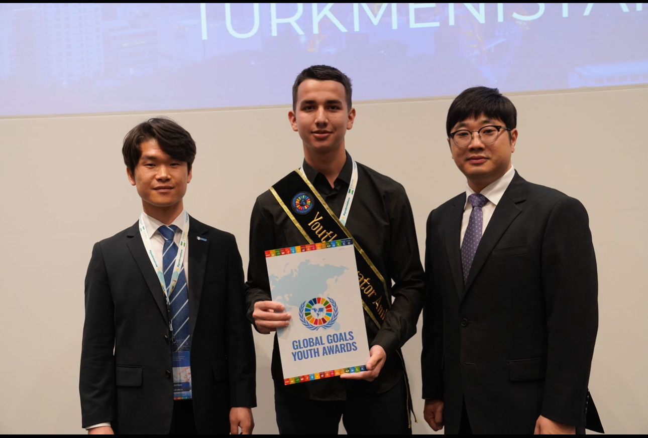 Arslan accepting award