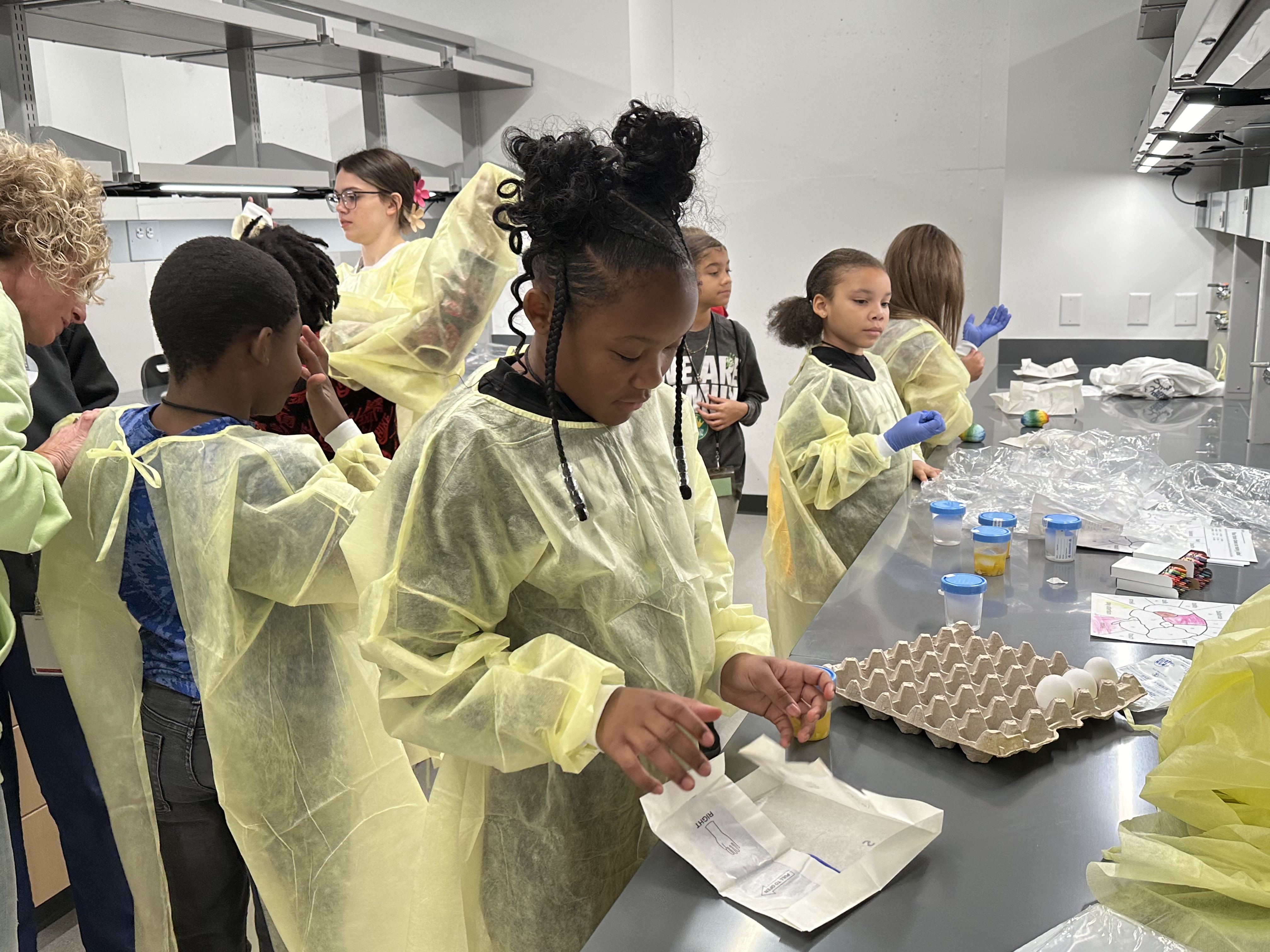 Fourth grade students from the I PROMISE School in Akron, Ohio spend time in the science lab at ϲ's Brain Health Research Institute