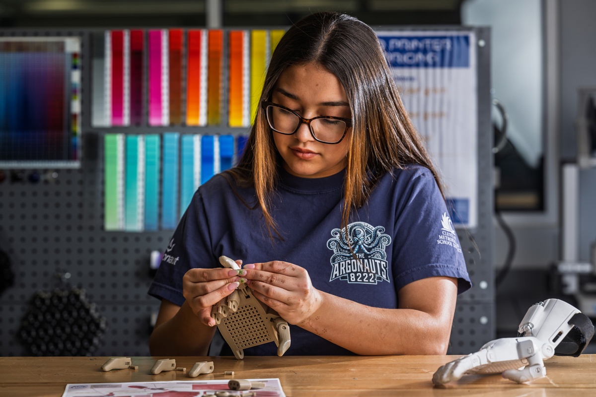Yari Andujar working on a prosthetic hand