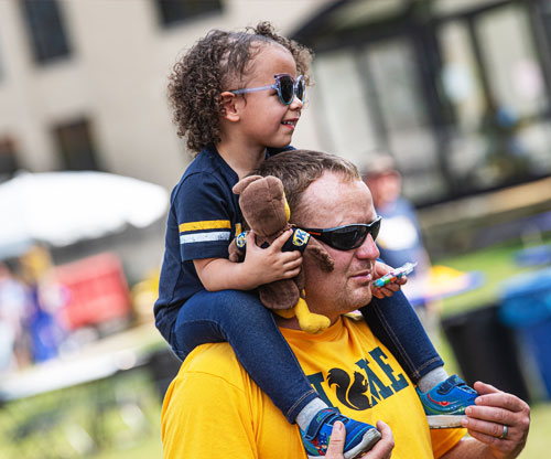 ϲ Alumni father and daughter