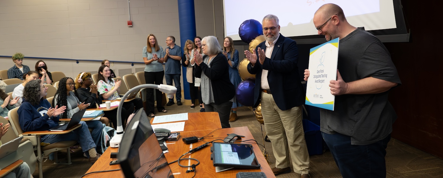 James Redfearn, Ph.D., receiving the Glenn Frank Distinguished Teaching Award 