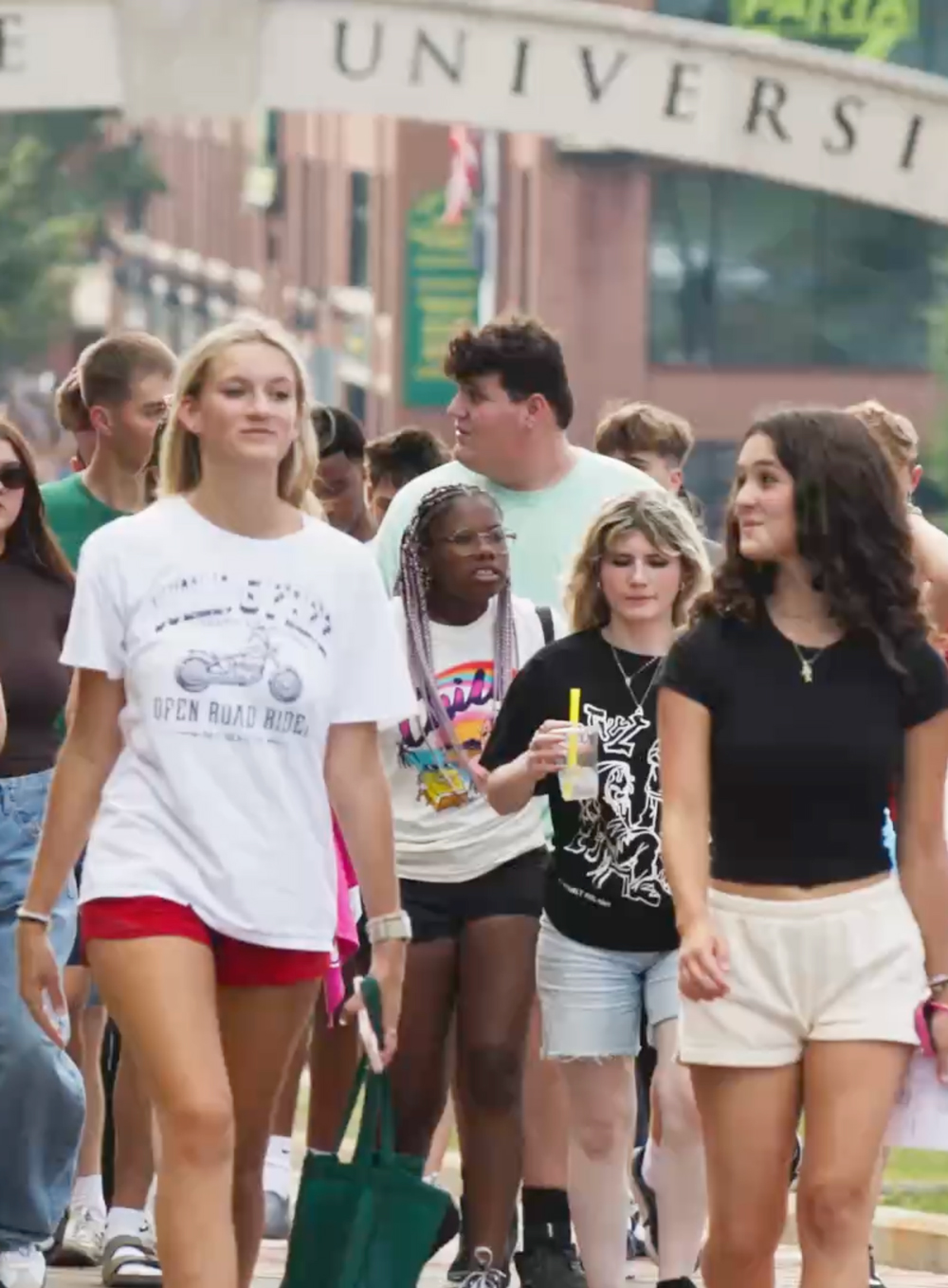 �Ը������� students on the Esplanade.