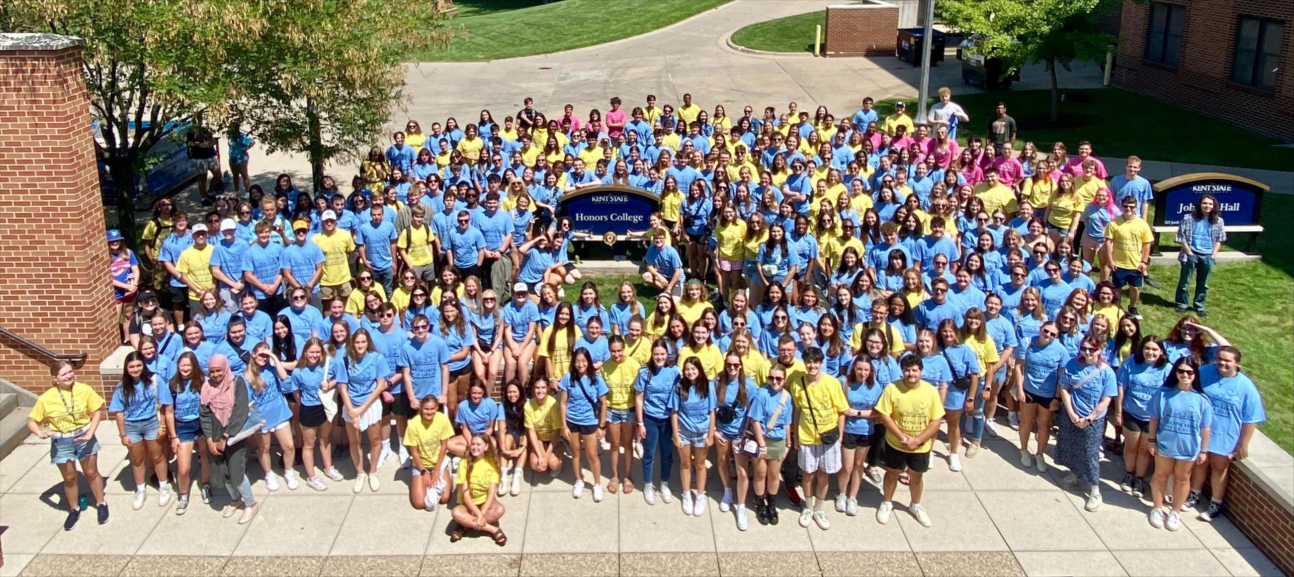 鶹ӰԺ State class of 2027 stands outside for class photo during ice cream social.