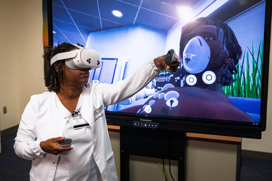 �Ը������� nursing student wearing VR headset practicing patient care in virtual simulation