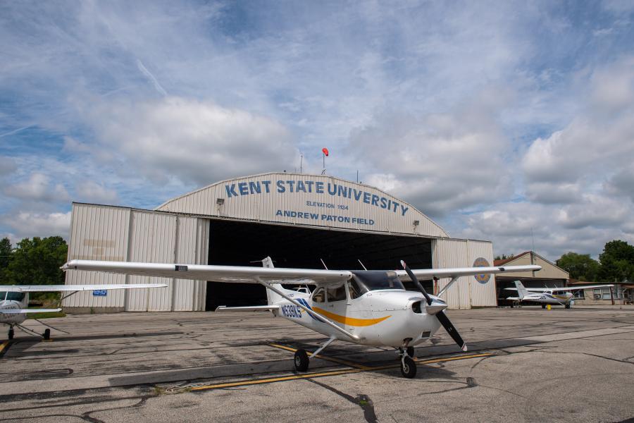 ����ֱ�� State airplane with the hangar in the background. 