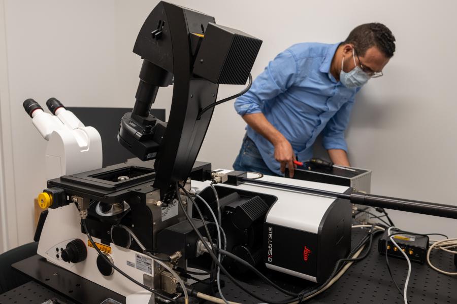 Engineers install the new NLO microscope in the Integrated Sciences Building on the ����ֱ�� Campus in June 2023. 