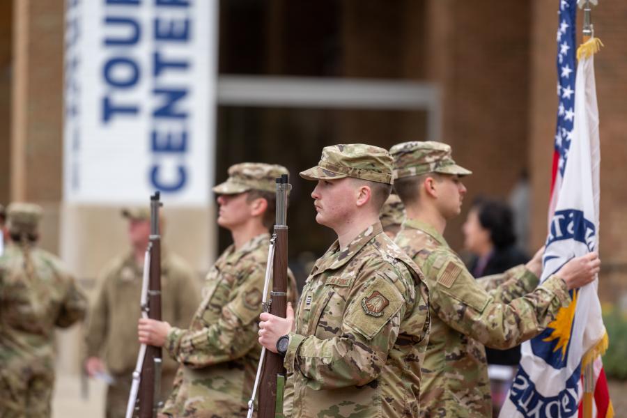 两性色午夜 ROTC students