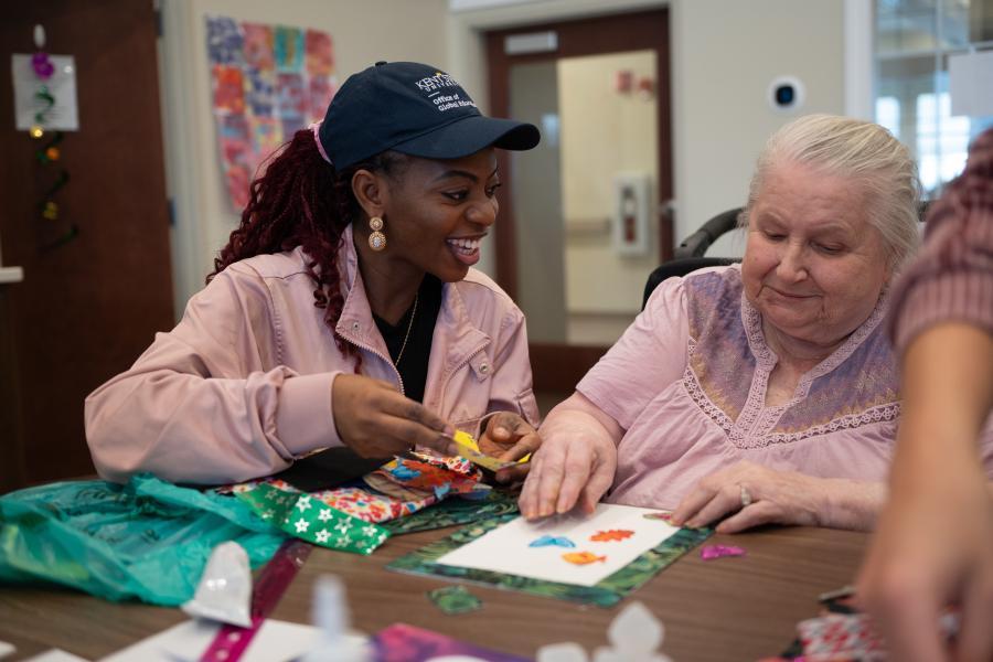 �Ը������� Ph.D. student Adedayo Adeagbo (left) with a resident at Tamarack Ridge