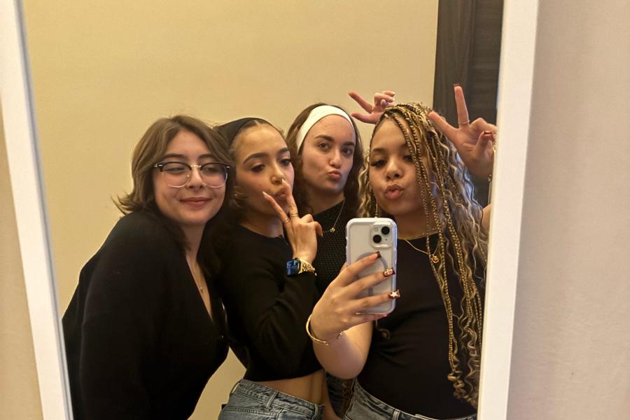 Four Exploratory students take a photo in the mirror while in Florence, Italy.