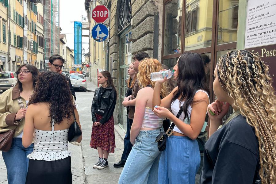 Exploratory students get a tour of Florence from Dr. Andy Wyatt