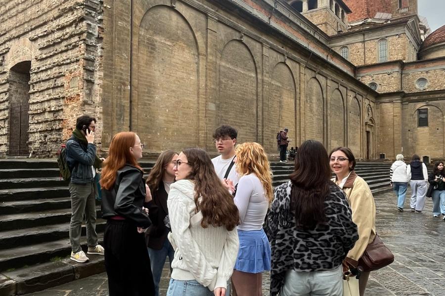 Exploratory students grouped together as they explore the streets of Florence, Italy.