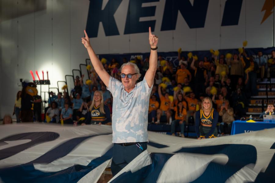 ����ֱ�� State University President Todd Diacon is introduced to the crowd during Convocation.
