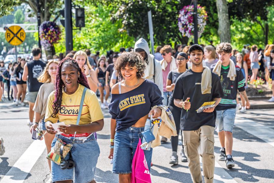 A large group of ����ֱ�� State students explore downtown ����ֱ��, Ohio, during Flashes First Friday.
