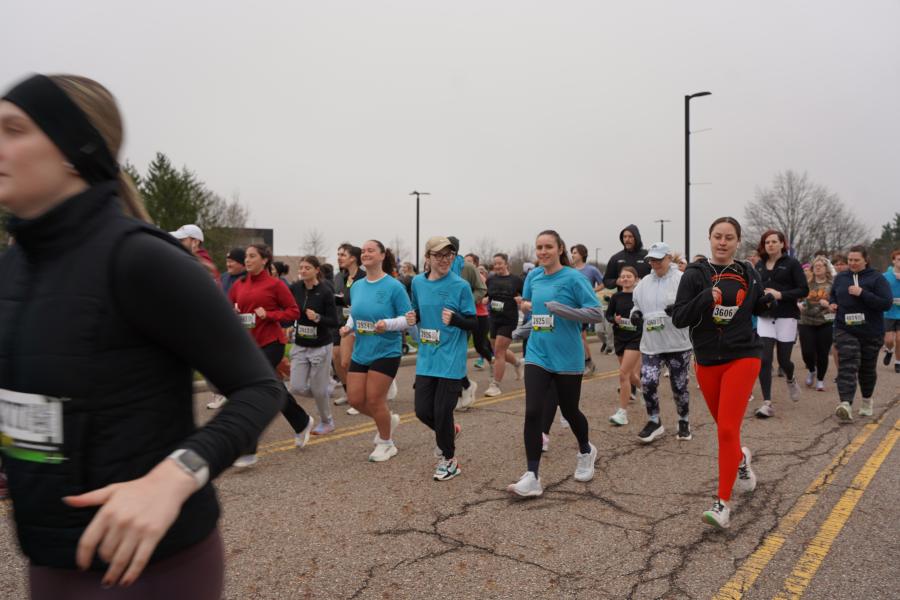 Group running together in race
