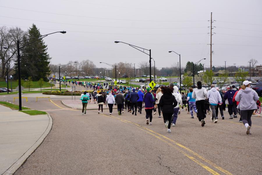 Photo from behind of crowd beginning the race