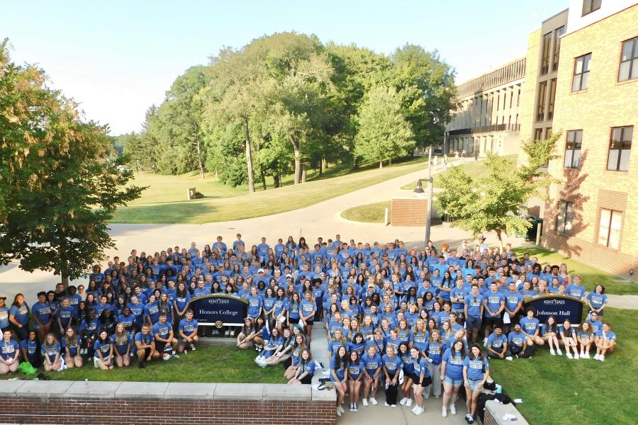 Freshman Honors students stand outside for class photo before fall 2025 semester.