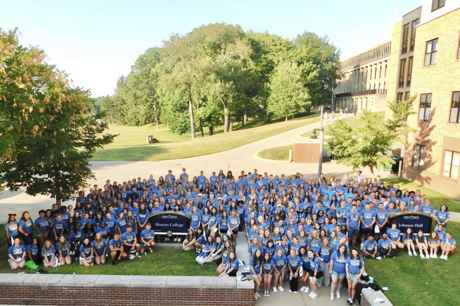 Honors College class of 2029 poses outside of Stopher-Johnson Hall for a class photo at the fall 2025 ice cream social.