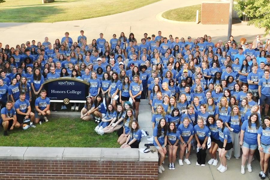 Honors College students from the Class of 2029 stand outside Stopher-Johnson Halls for a group photo at the ice cream social in fall 2025.