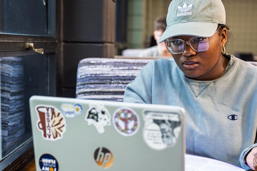 A �Ը������� University student works on her computer. (Photo credit: Rami Daud)