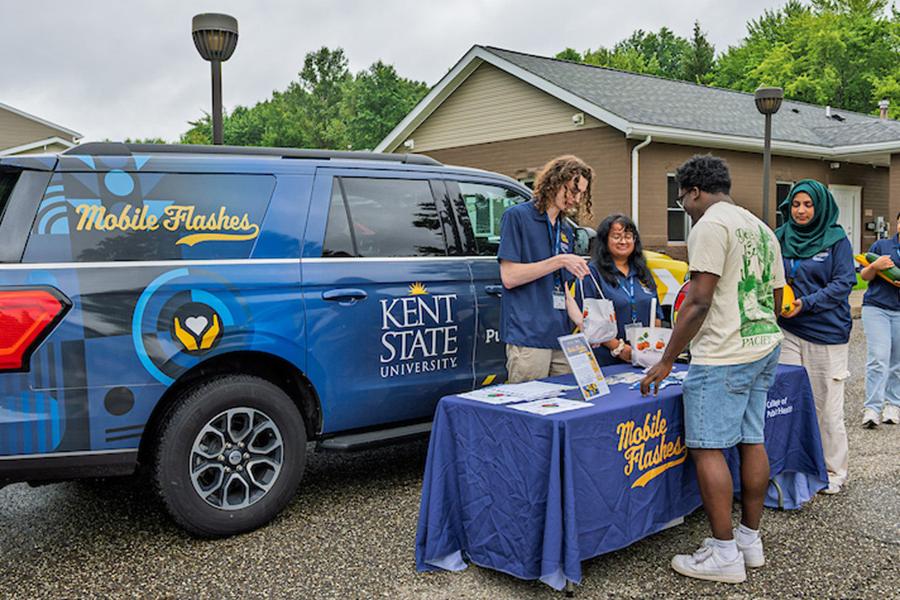 Mobile Flashes students provide fresh produce during a community event. (Photo credit: Rami Daud, ����ֱ�� State University)