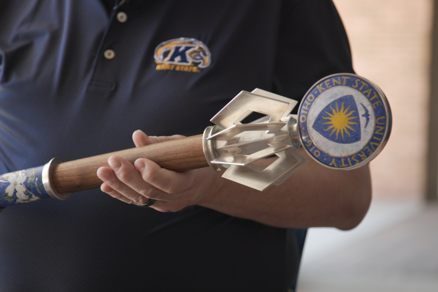 ����ɫ��ҹ University Ceremonial Mace