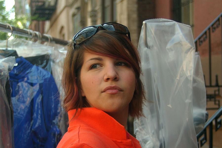 ����ɫ��ҹ University fashion design student Jennifer Smas, pictured in New York City, was among the first group of students to study at the university’s new New York City Fashion program during the 2006 Spring Semester. 