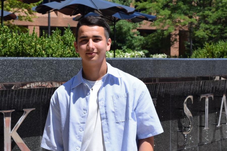Arslan in front of the �Ը������� University sign