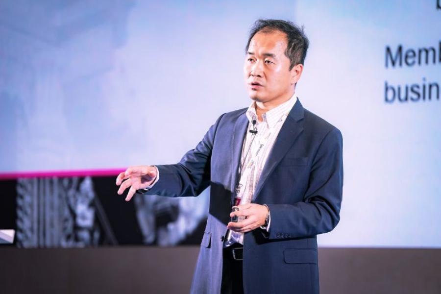 Yi Gao, Director of the School of Aeronautics at Kent State, giving a presentation.