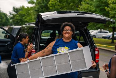 Student volunteers help new students move into their residence halls.