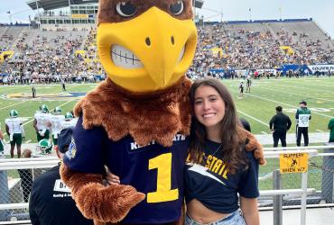 Vitoria posing with Flash at a football game