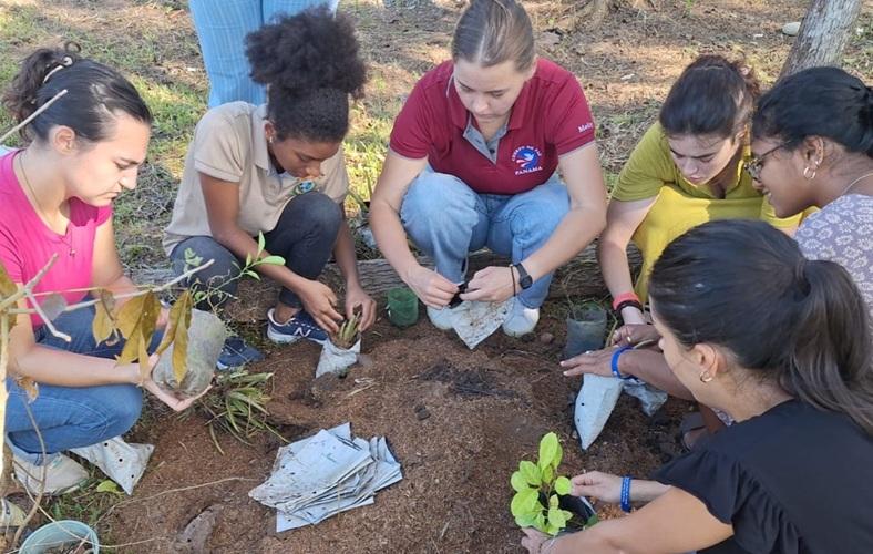 Molly McKnight working with her students on a farm in Panama