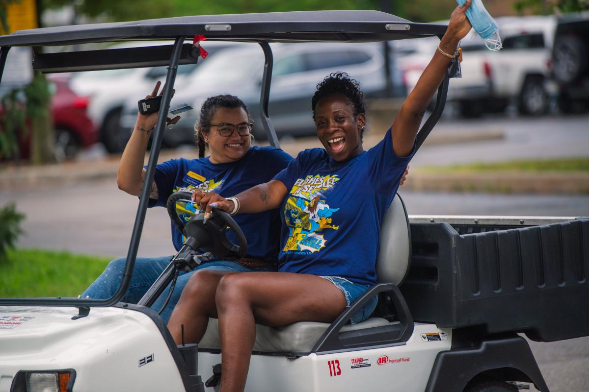 Student volunteers during move-in day. Student volunteers during move-in day.