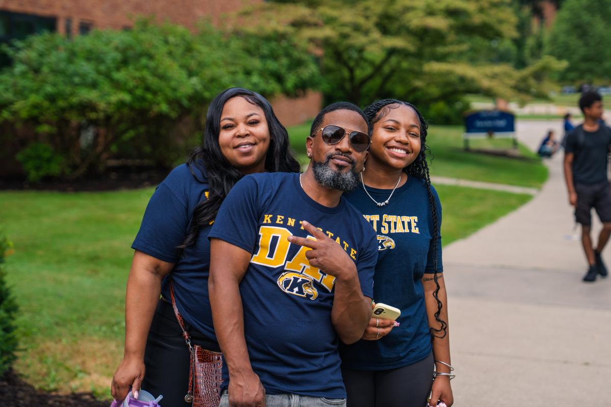 Students with their parents as they move into 91㽶Ƶ residence halls. Students with their parents as they move into 91㽶Ƶ residence halls.
