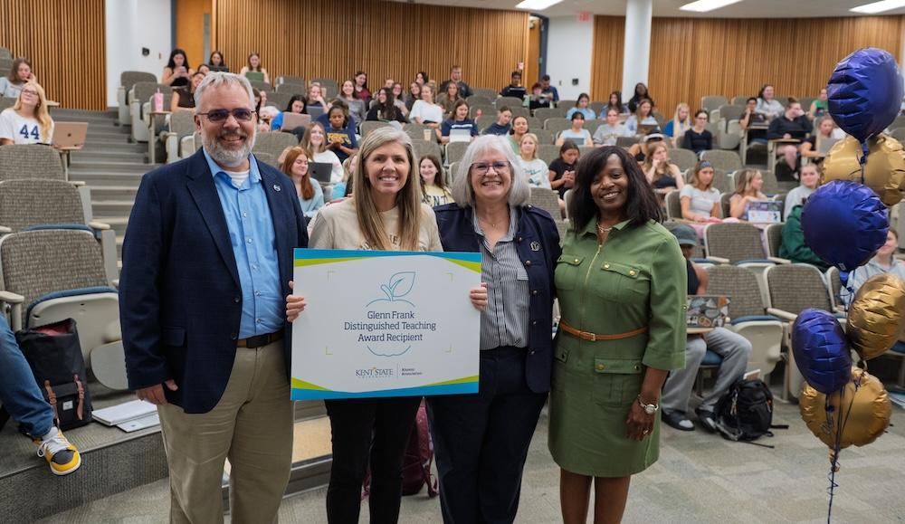 Tracy M. Dodson, Ph.D., poses with class for Glenn Frank Distinguished Teaching Award 