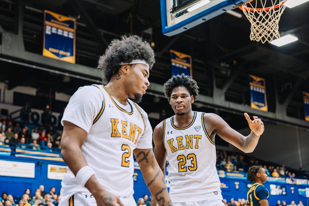 ����Թ� State Basketball Players Rob Whaley Jr. and Delrecco Gillespie on the court