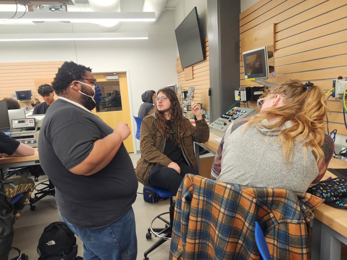 Delonte Goodman helping students in the lab.